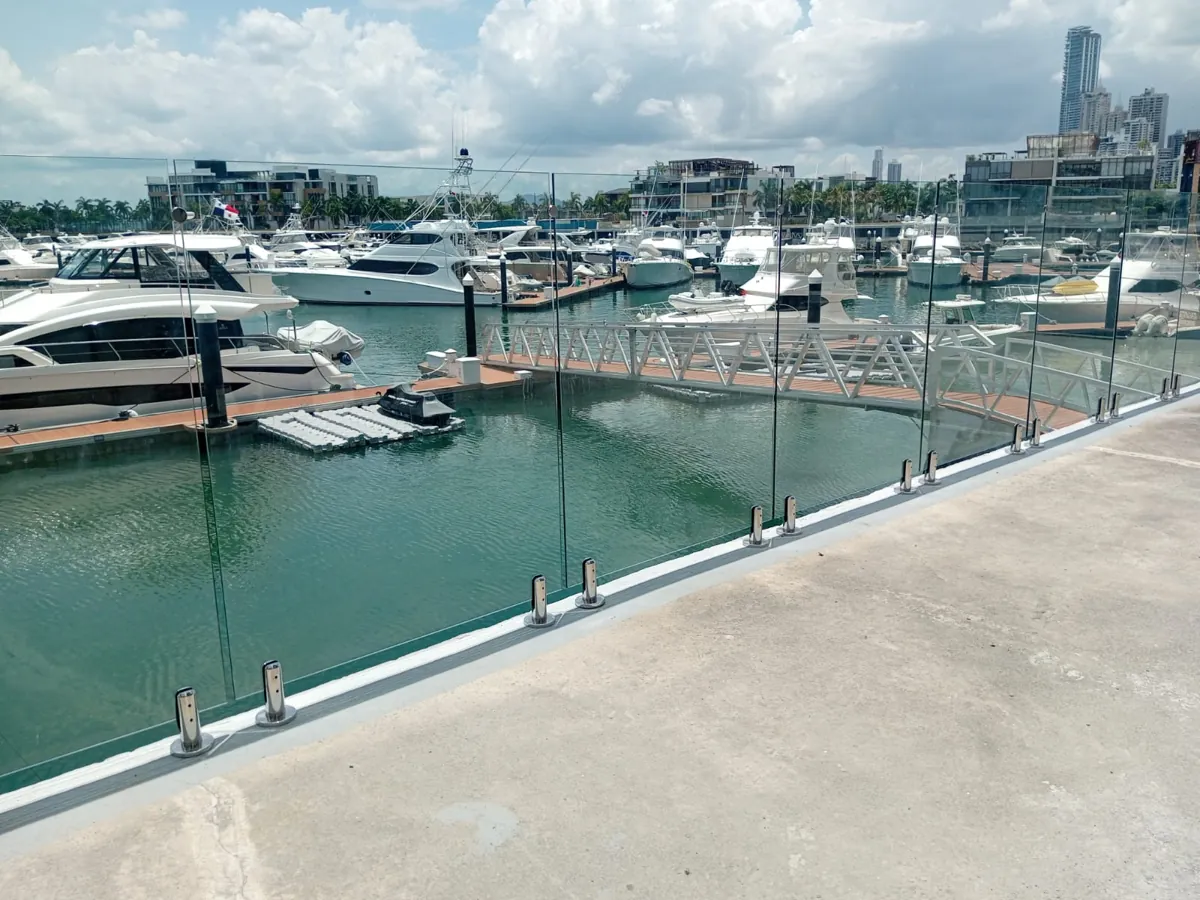 Baranda de vidrio templado frente a una marina