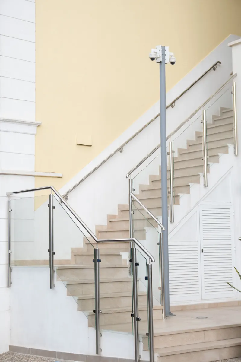 Baranda de vidrio en una escalera exterior