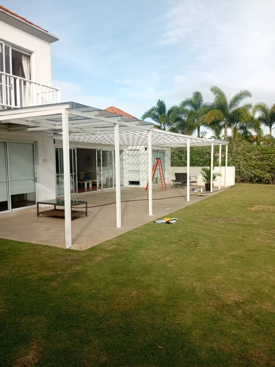 Pérgola blanca con techo de vidrio