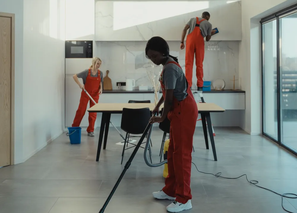 Equipo de limpieza trabajando en un espacio recién construido