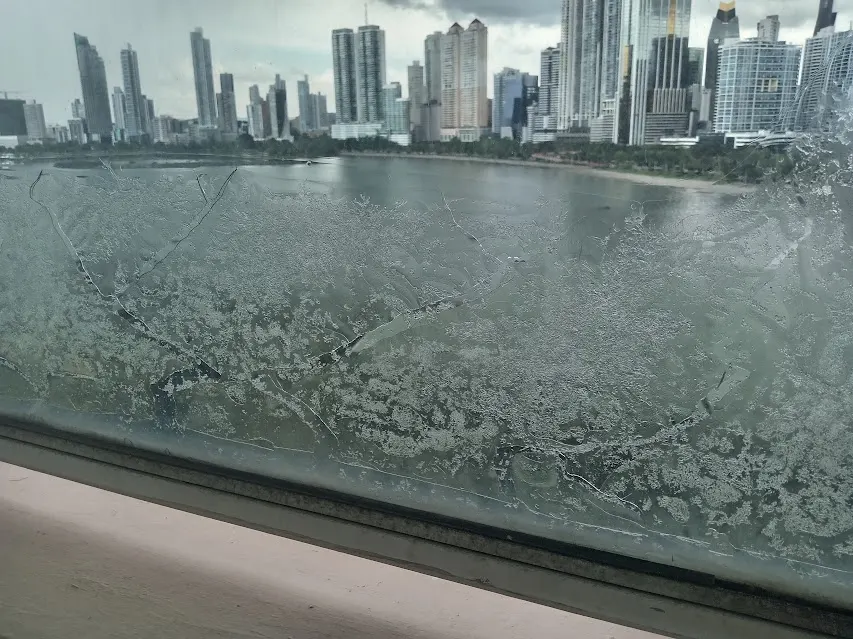 Vidrio de balcón dañado, opaco y con depósitos